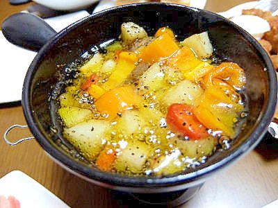 野菜たっぷり、パプリカとじゃがいものアヒージョ