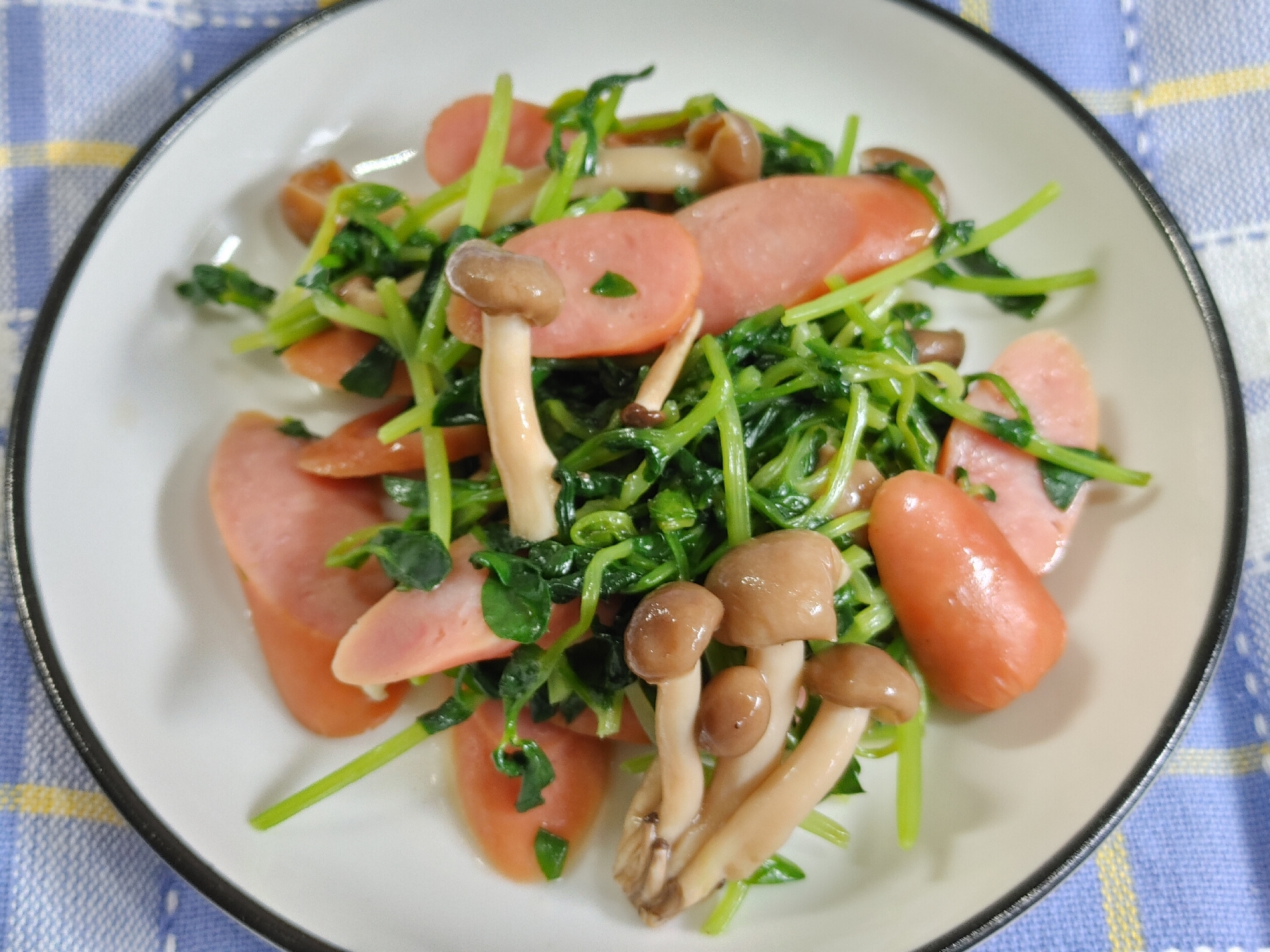 レンジDe〜豆苗としめじウィンナーのダシダ風