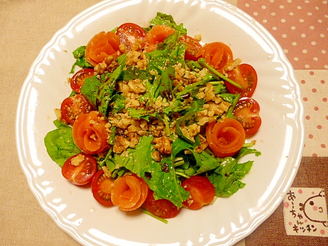 サーモンと香味野菜のナッツサラダ