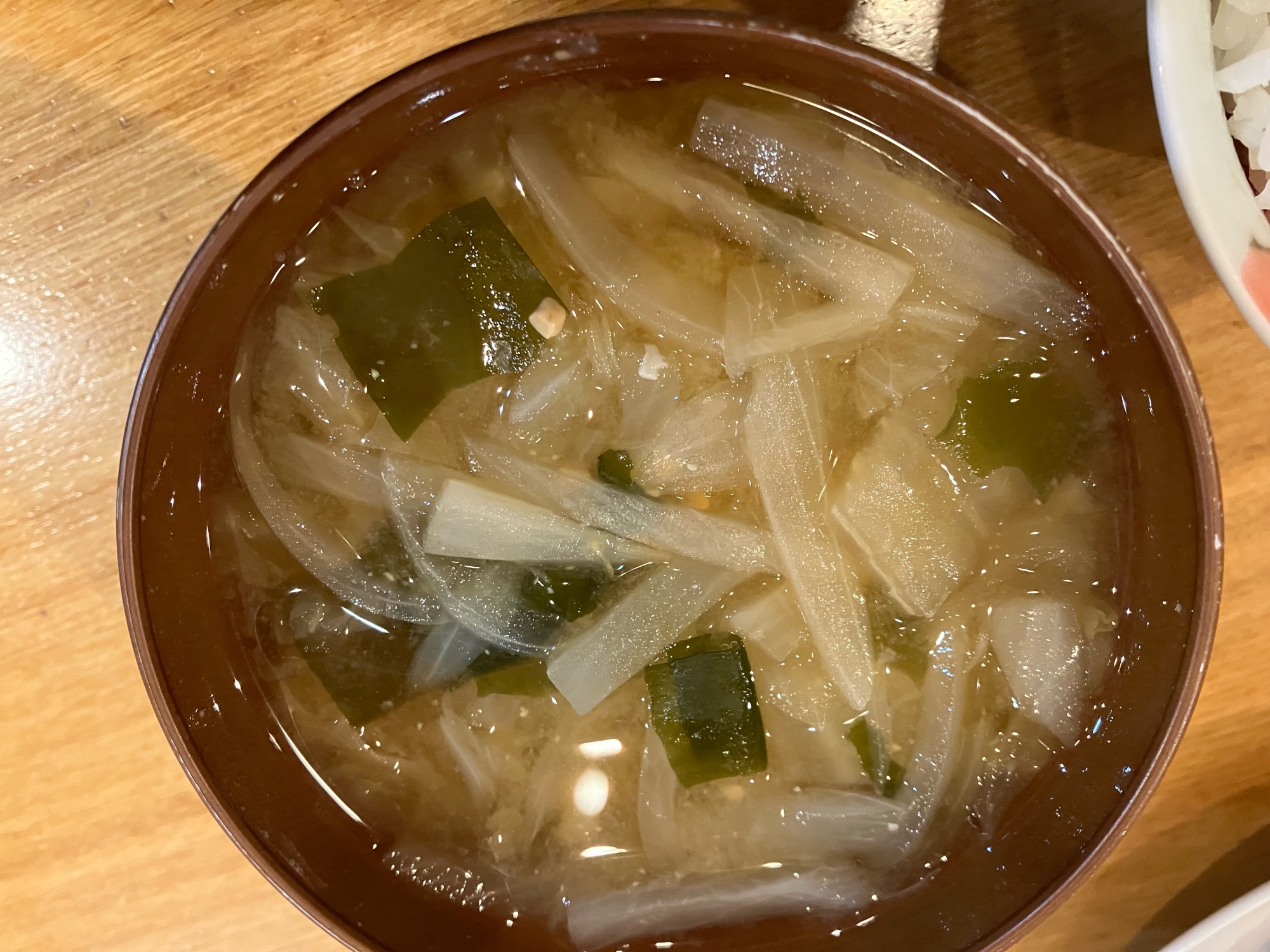 玉ねぎと大根とわかめと白菜の味噌汁