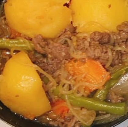 じゃがいも人参玉ねぎ糸こんにゃくのそぼろ肉じゃが