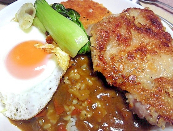 パリパリチキンと目玉焼き添えカレー