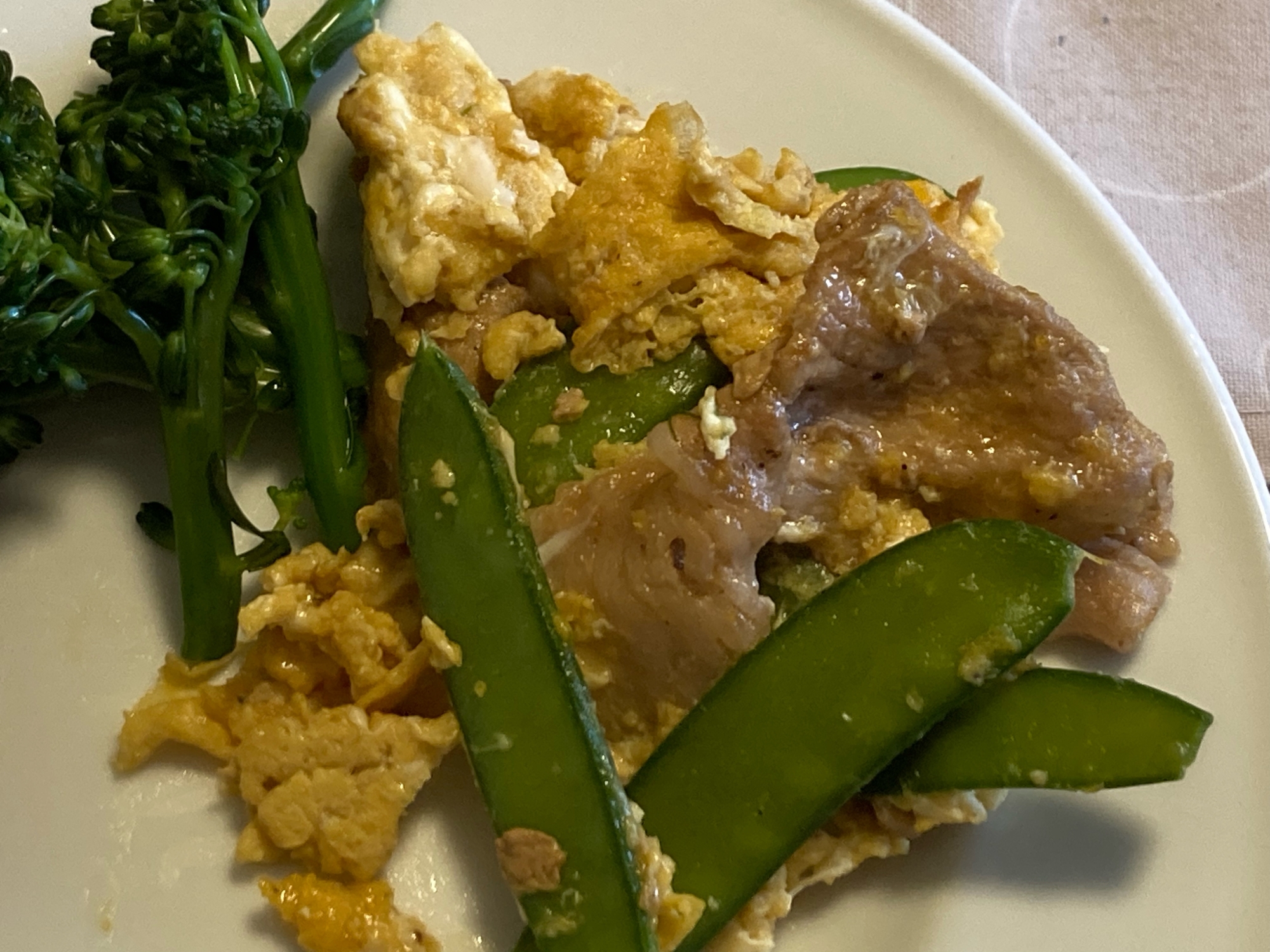 うちのおかず　豚肉とサヤエンドウの卵炒め