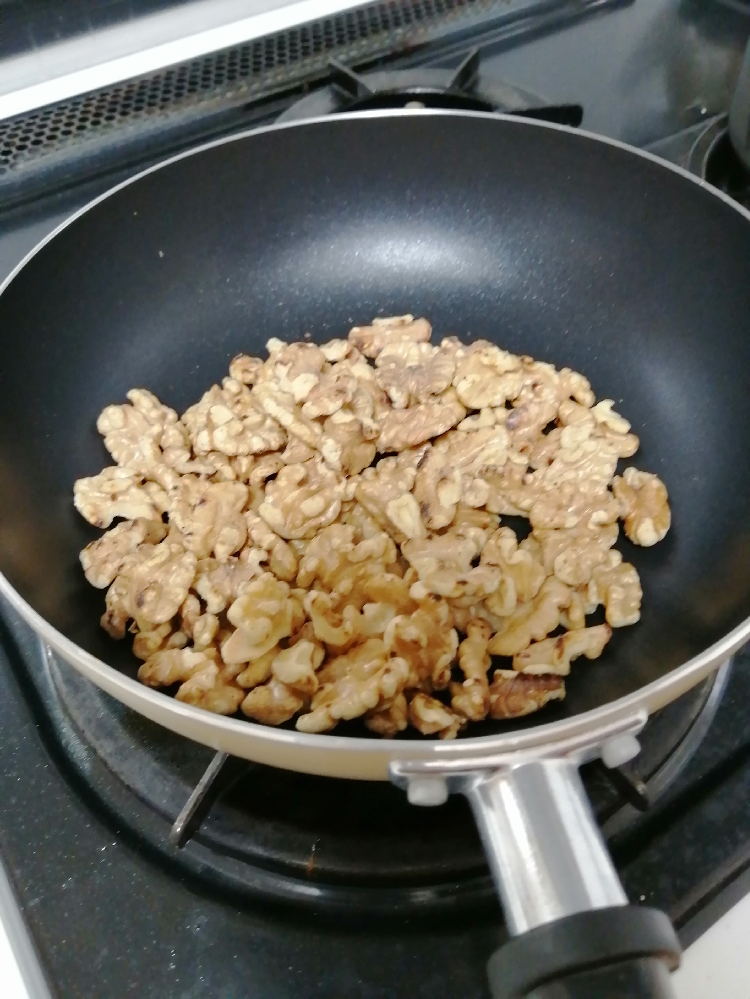 フライパンでくるみの乾煎りをする方法 レシピ 作り方 By ちび 楽天レシピ フライパンでくるみの乾煎りをする方法 レシピ 作り方 By ちび 楽天レシピ