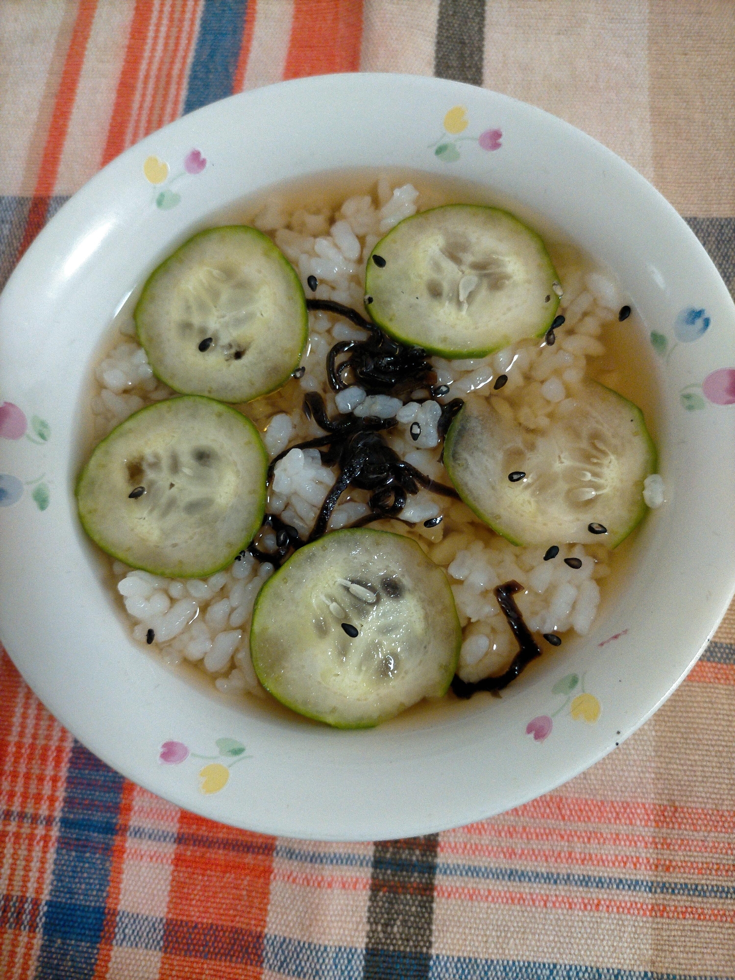 きゅうりと塩昆布とごまのお茶漬け