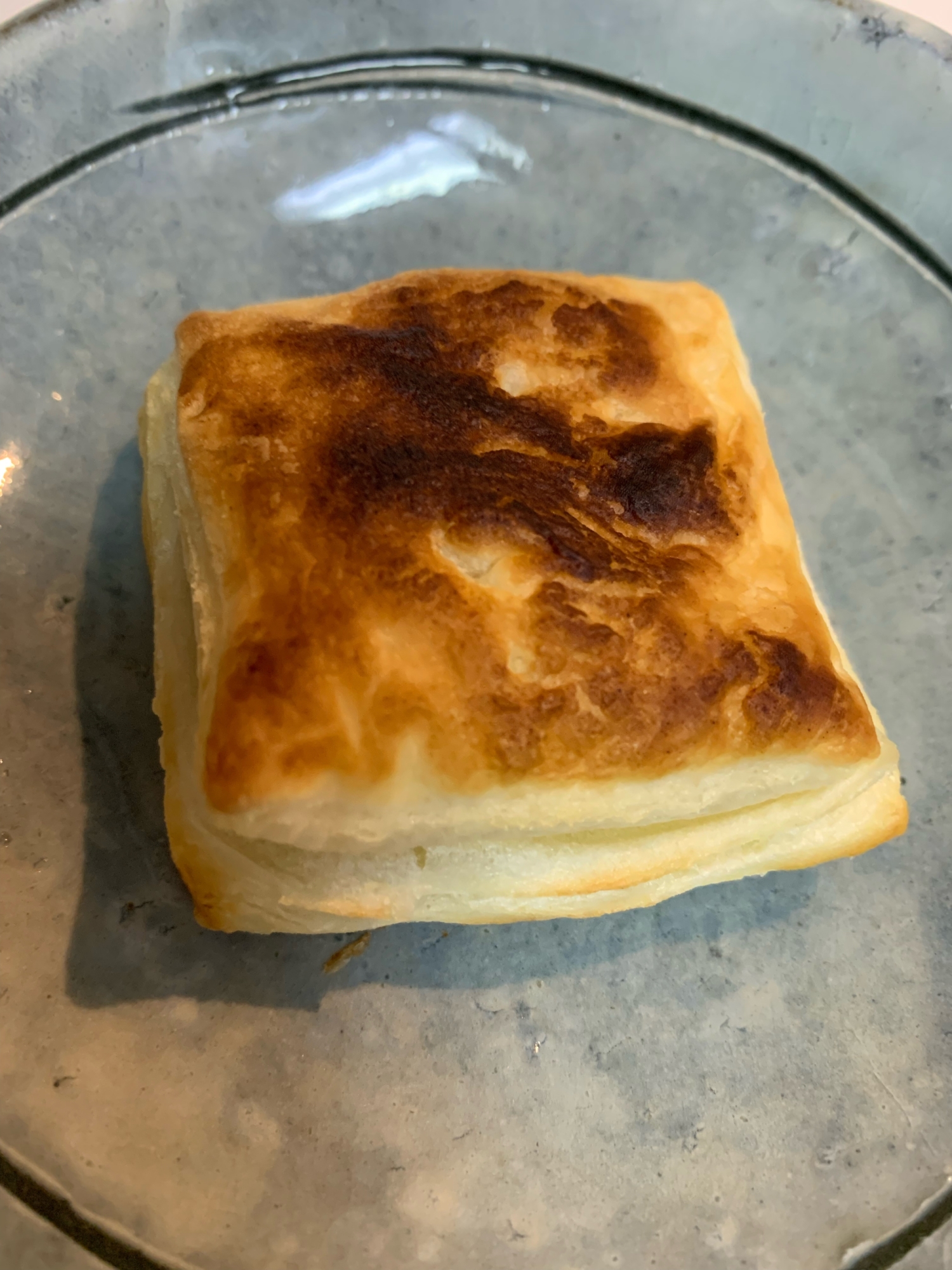 透明な容器に盛り付けられたチョコレートとシトラスチップス