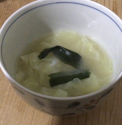 キャベツと麩とわかめの味噌汁