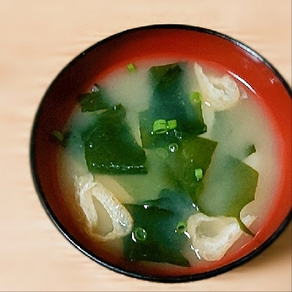 わかめ・ねぎ・油揚げの味噌汁