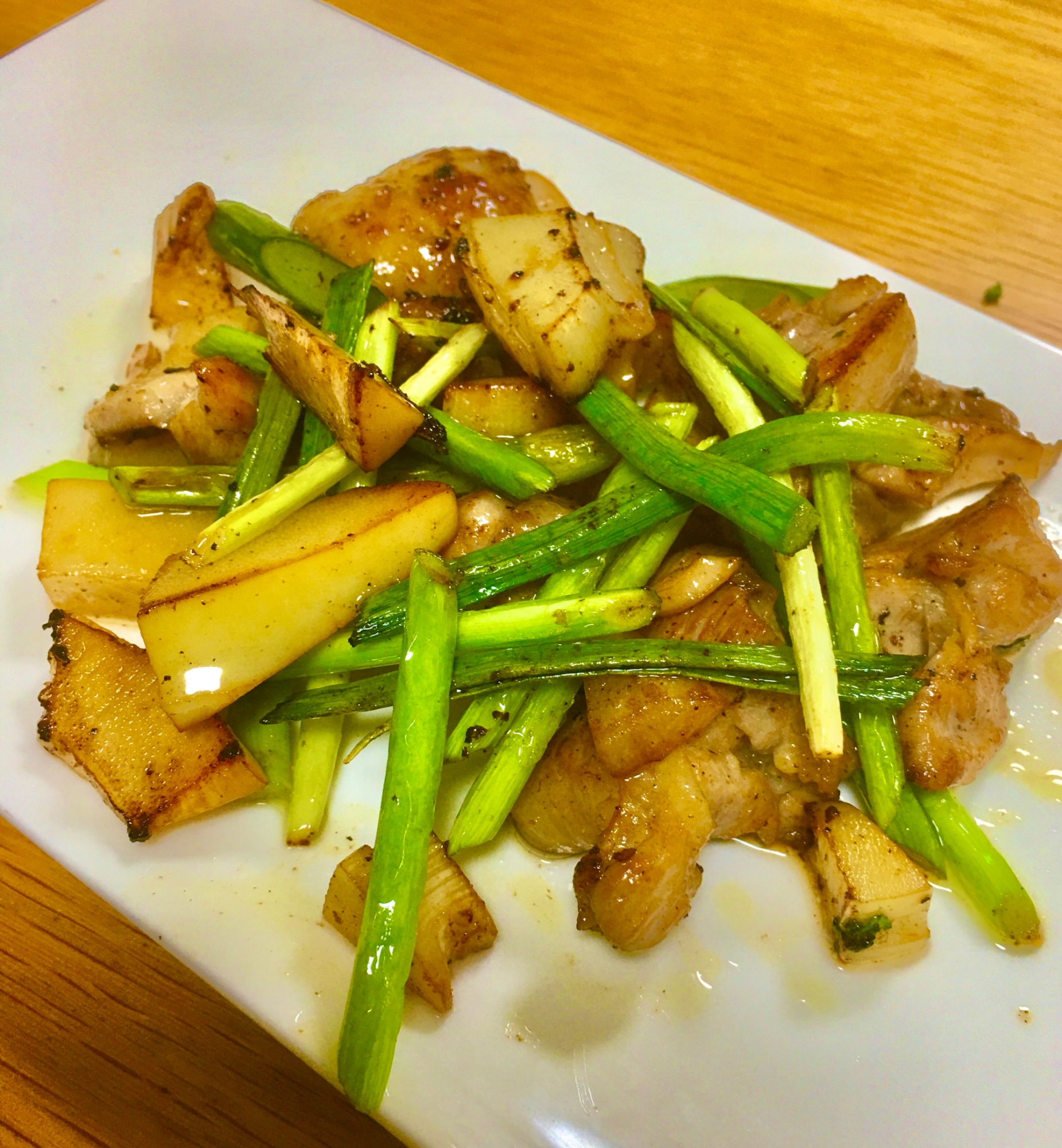 鶏もも肉とにんにくの芽の塩炒め