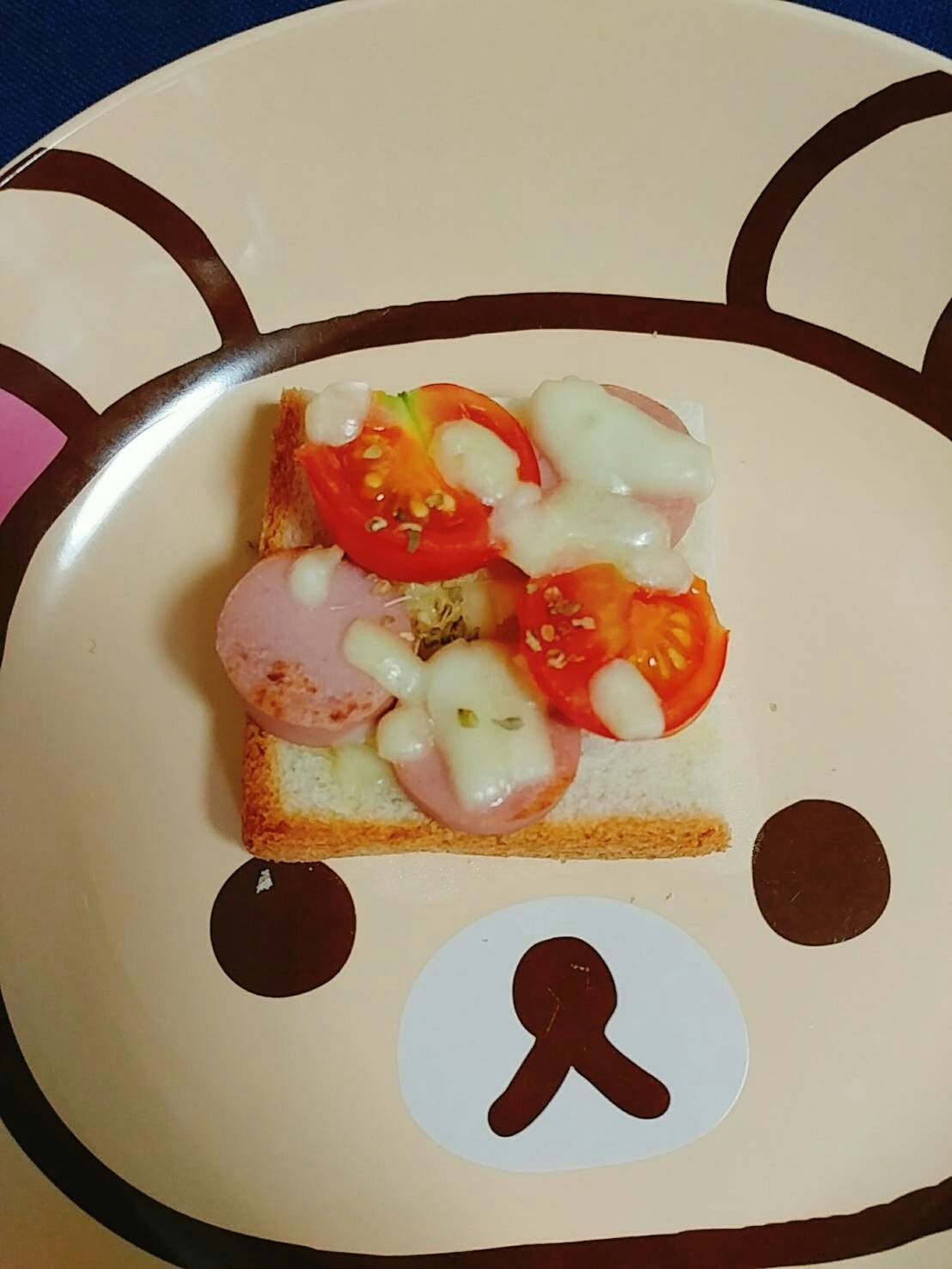 お魚ソーセージとミニトマトのオレガノチーズパン