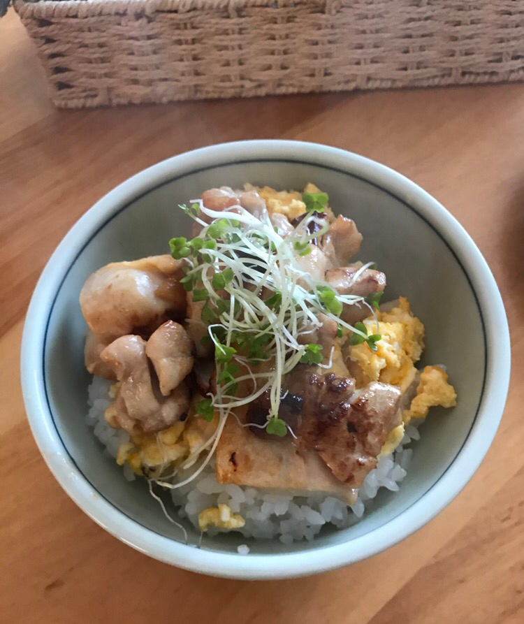 マヨ炒り卵と鶏の照り焼き丼