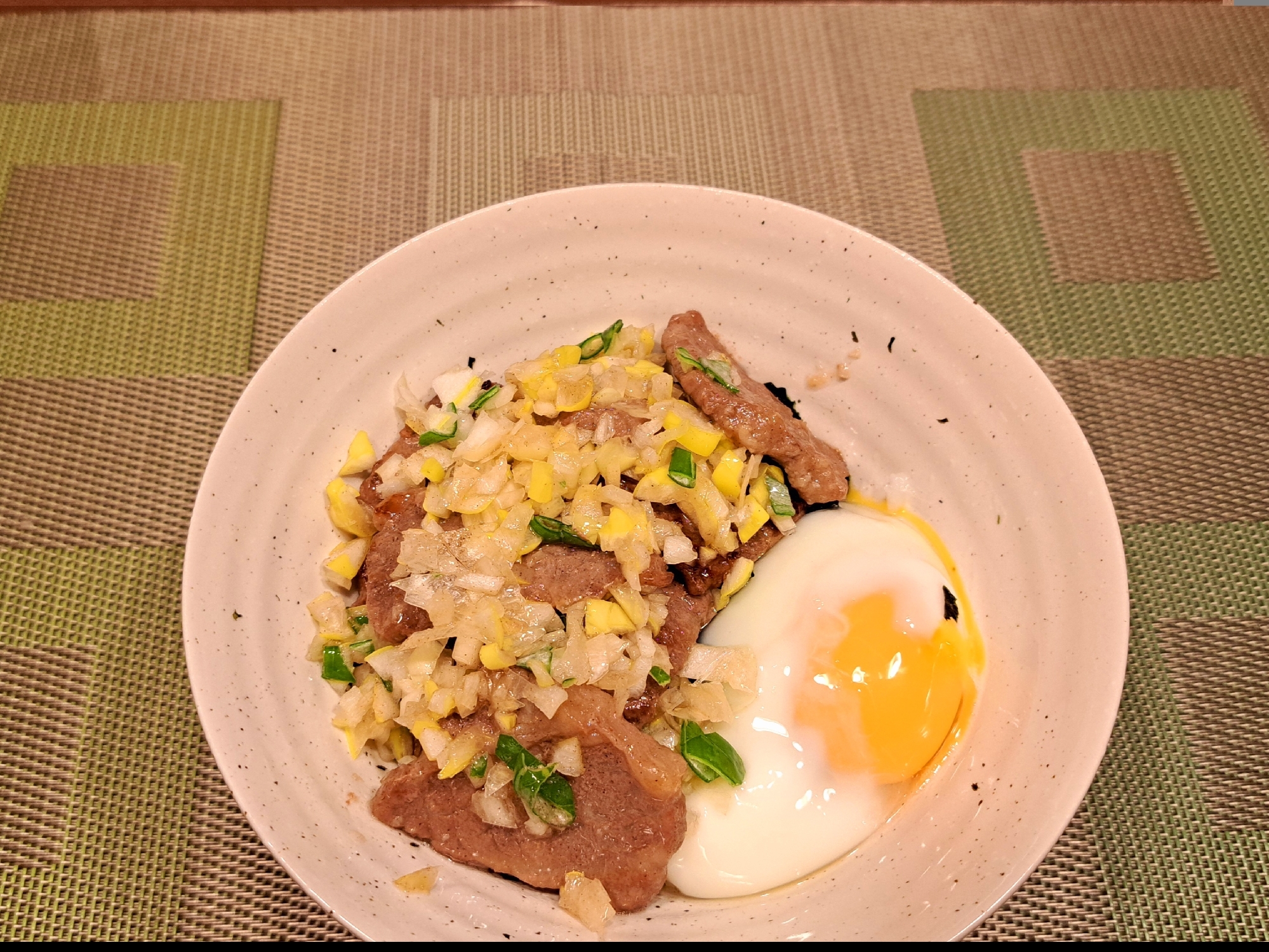 簡単なのにご馳走!ネギ塩 カルビ丼 温泉卵添え