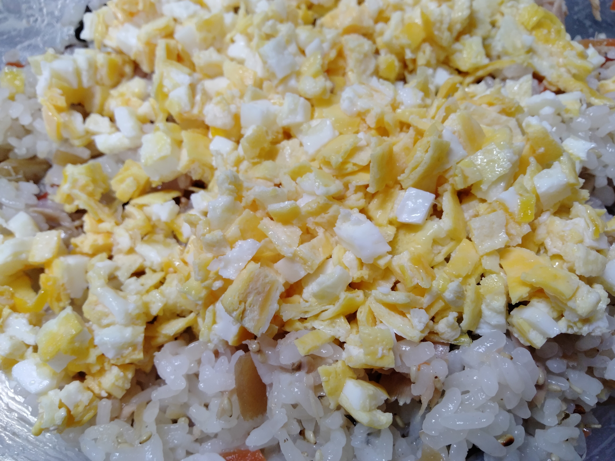 甘豆とシーチキンと卵のチラシ寿司