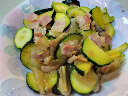 ズッキーニと玉ねぎとベーコンの炒め物