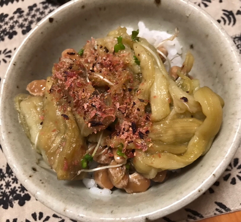 鰹節たっぷり！焼きなすとスプラウトの納豆ごはん