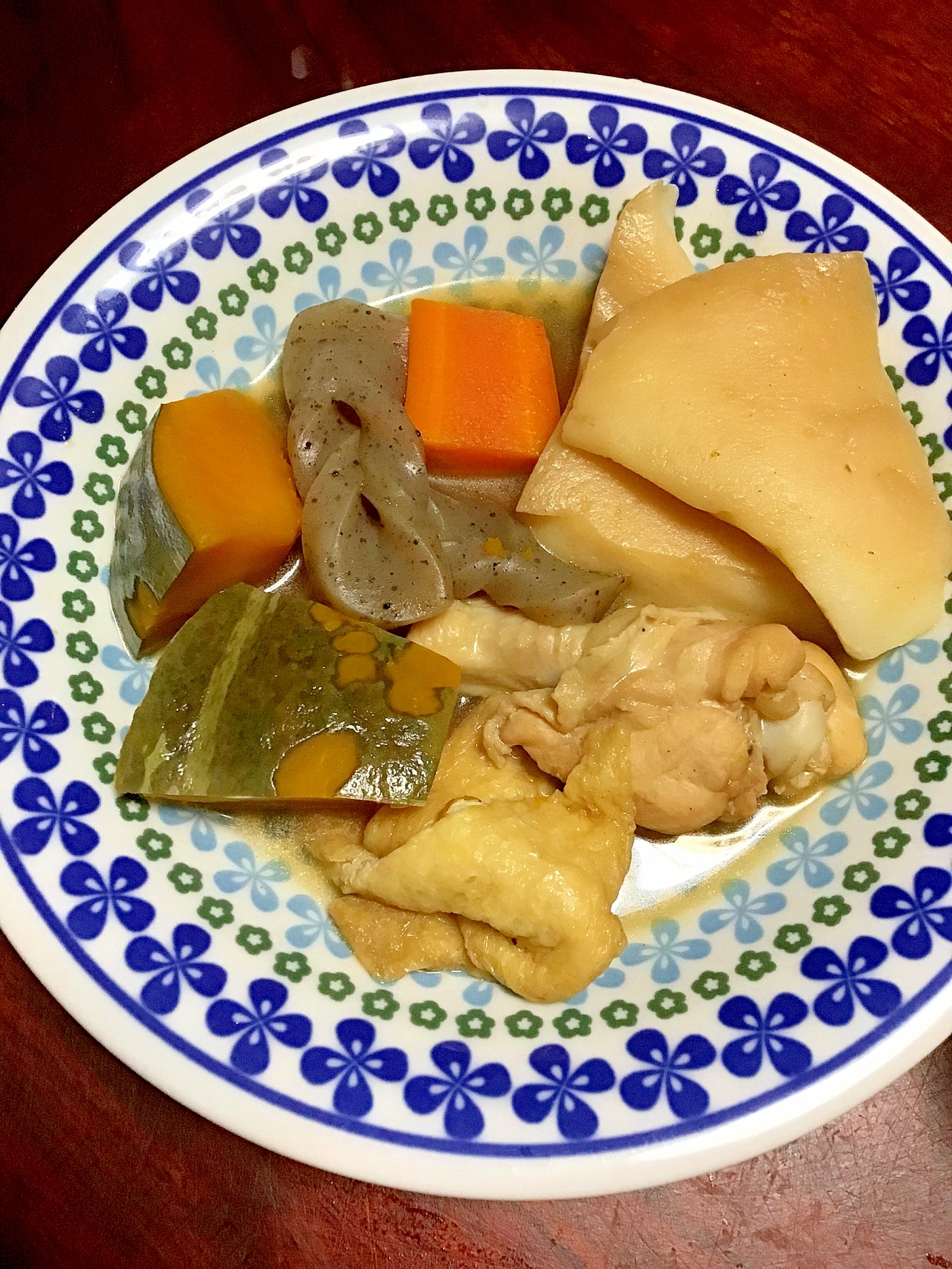 カボチャとはんぺんと鶏手羽元と揚げ等の煮物。