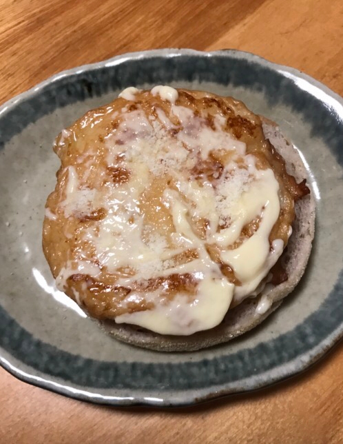 玉ねぎ天のマヨ炒めのせ粉チーズトースト