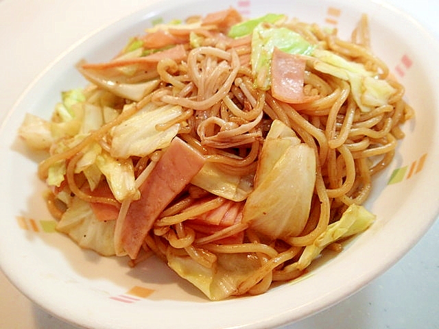 ハムとキャベツとえのき茸のソース焼きそば