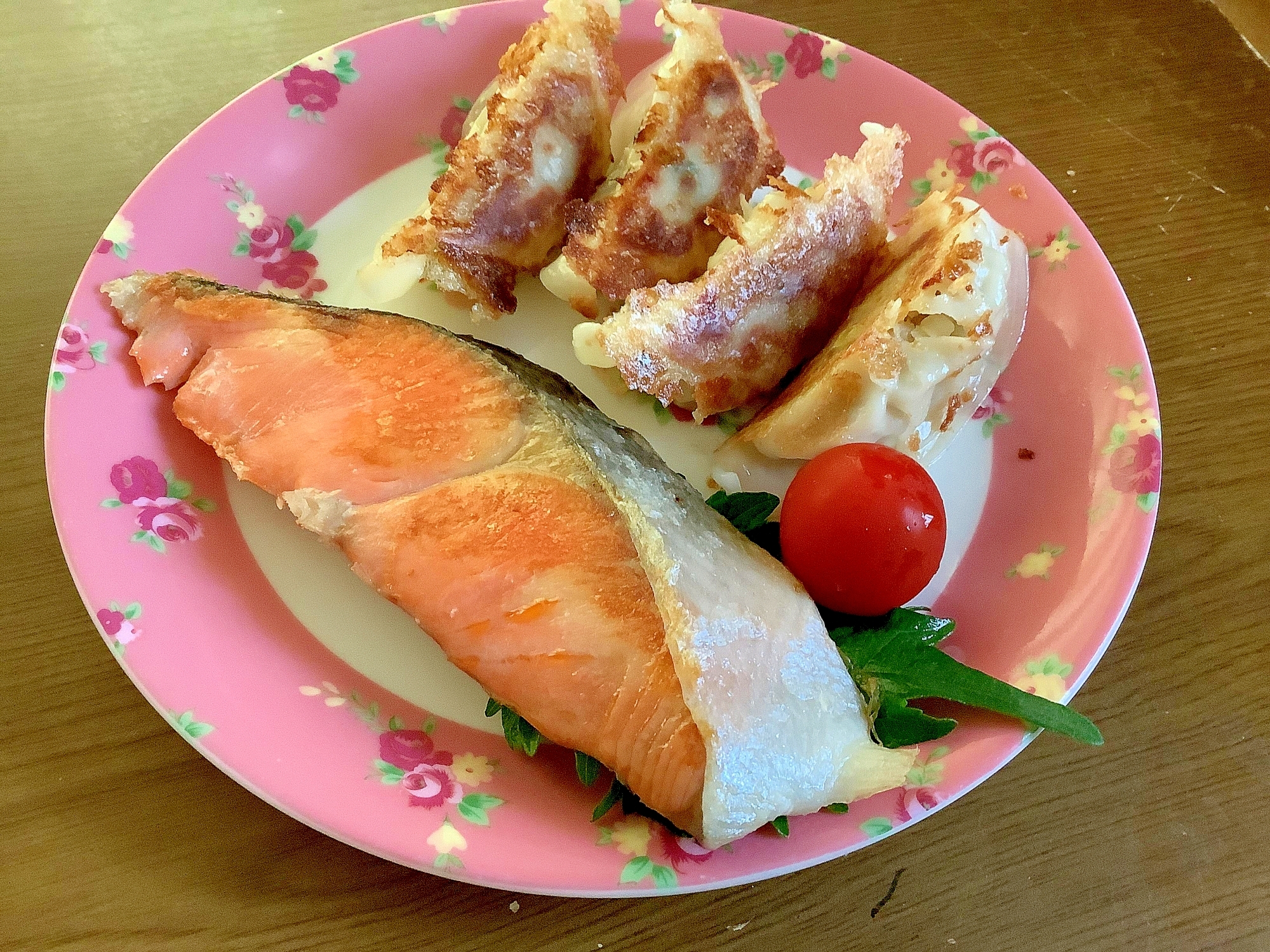 餃子と鮭のワンプレート