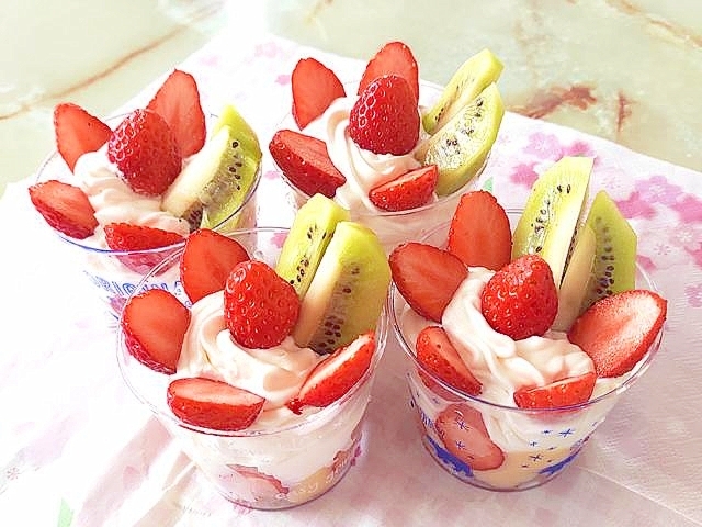 苺たっぷりのダブルクリームで!ミニパフェ風♪