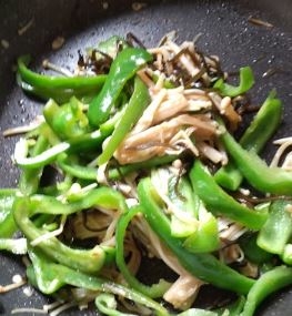 作り置きおかず♪ピーマンとえのきの塩昆布酢炒め