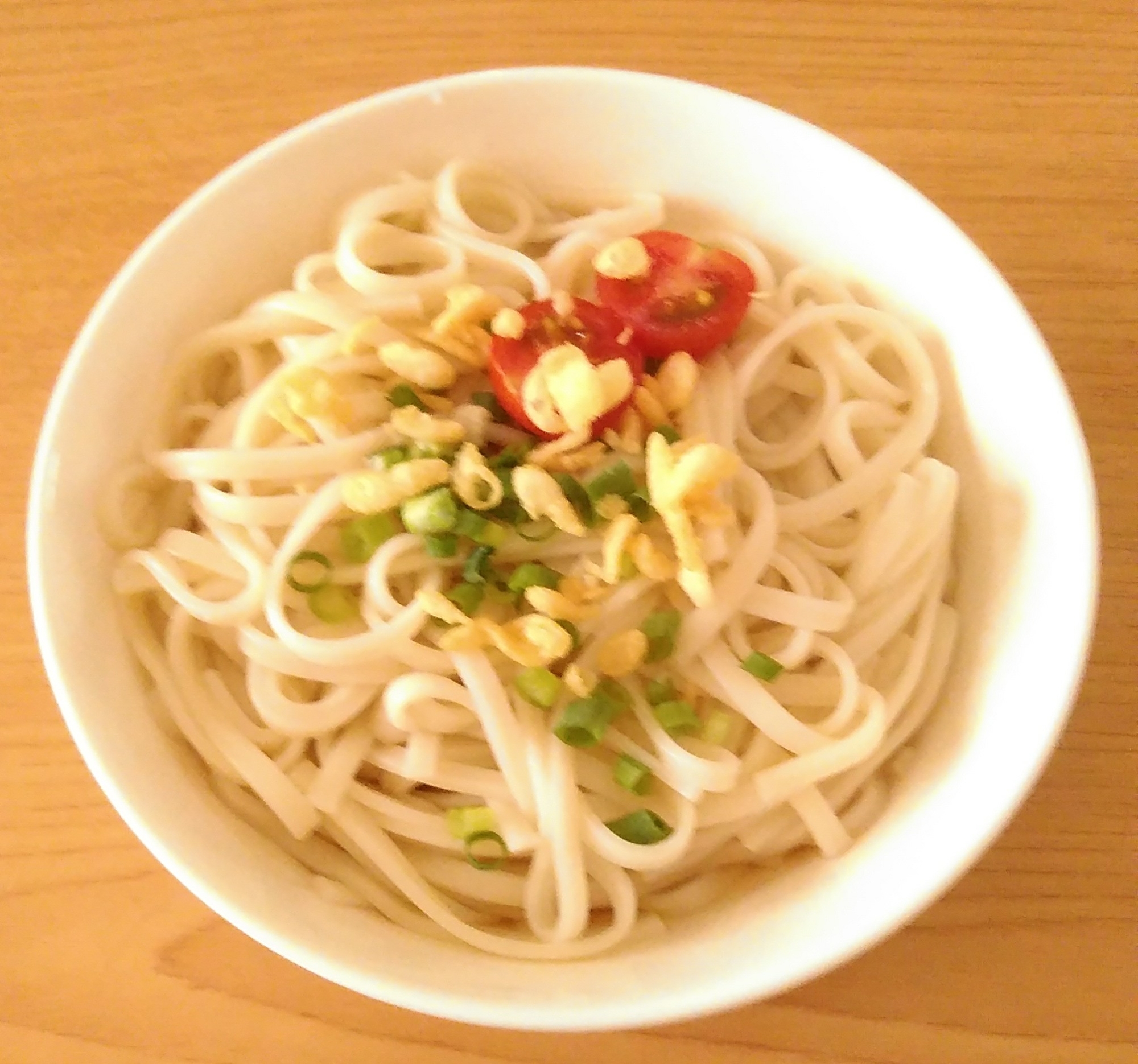 ミニトマトとネギと天かすのぶっかけうどん