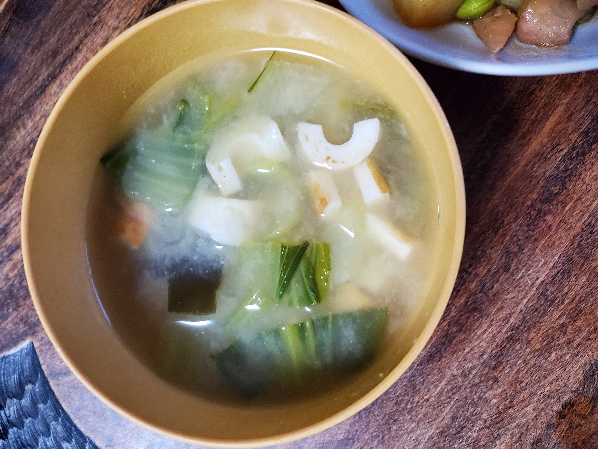 チンゲン菜とちくわのお味噌汁