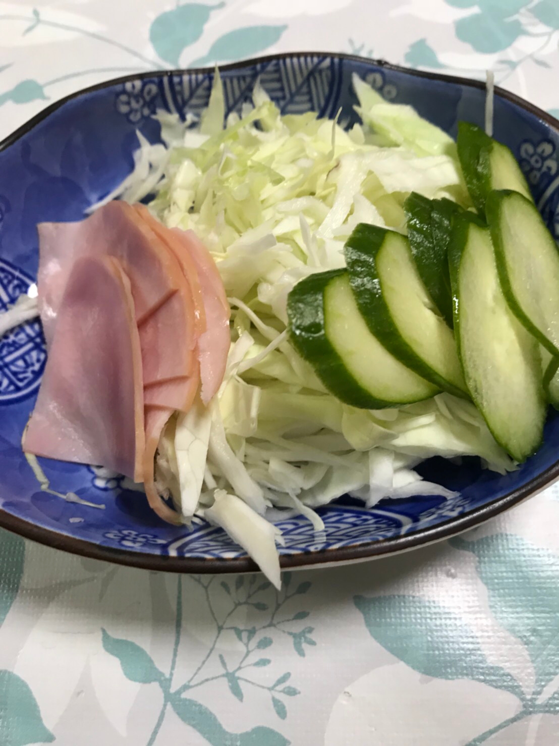グリーンボールとハムときゅうりの生野菜サラダ☆