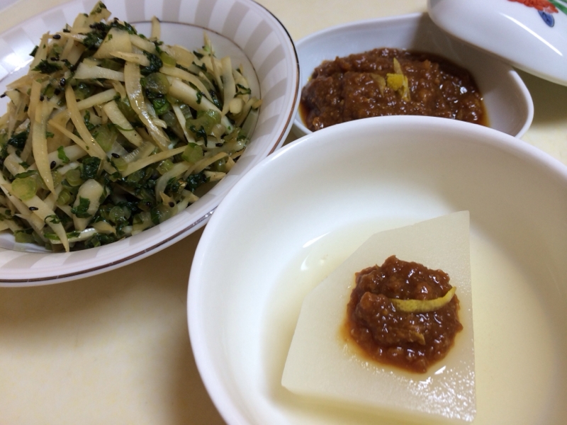 白い器に盛り付けられた聖護院大根のふろふき大根