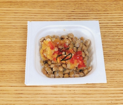 玉ねぎ・トマト・パプリカの三色野菜の納豆