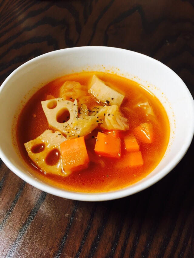 トマトと根菜のコンソメスープ