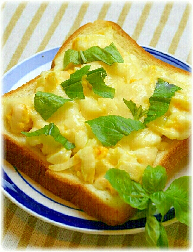 フレッシュバジルが美味しい☆卵トースト