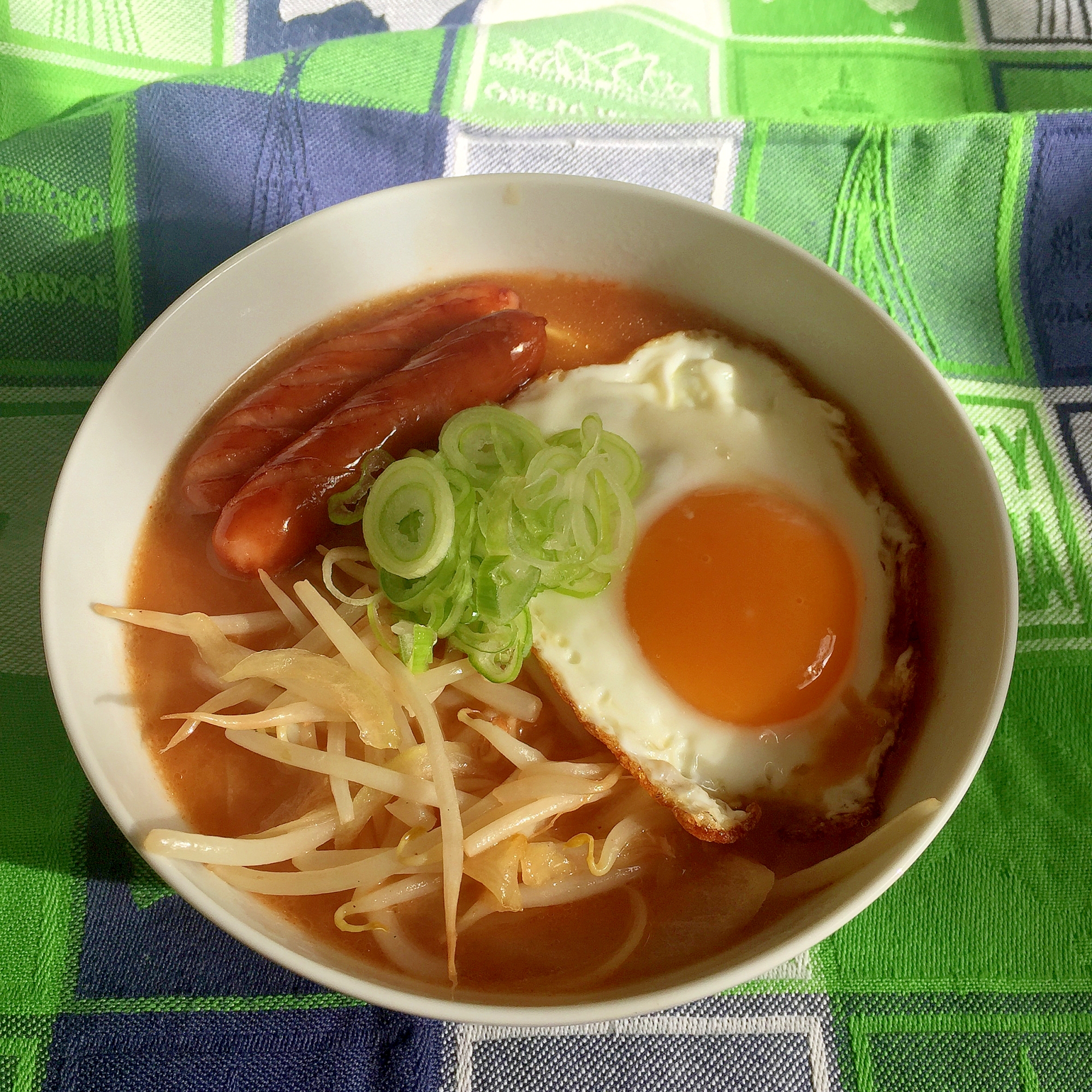 ピリ辛 目玉焼きとウインナーと野菜のみそラーメン♪