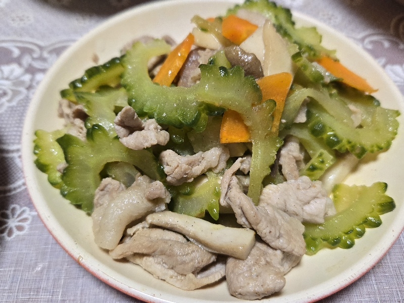 豚肉とゴーヤとエリンギのコンソメ炒め