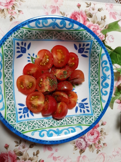 畑から届いたミニトマトで❤️今年のミニトマトは甘くて美味しいけど更に美味しくなったよ～❤️冷凍庫も沢山のミニトマトが待機中です(笑)