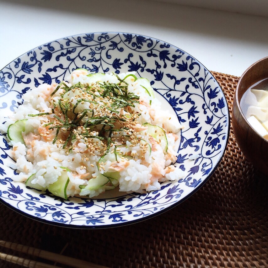 夏にさっぱり☻鮭とキュウリのチラシ寿司