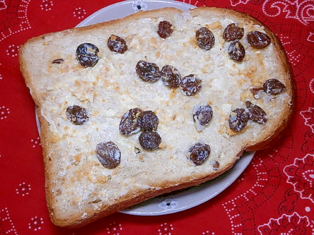 レーズン・ピーナッツバターのパン