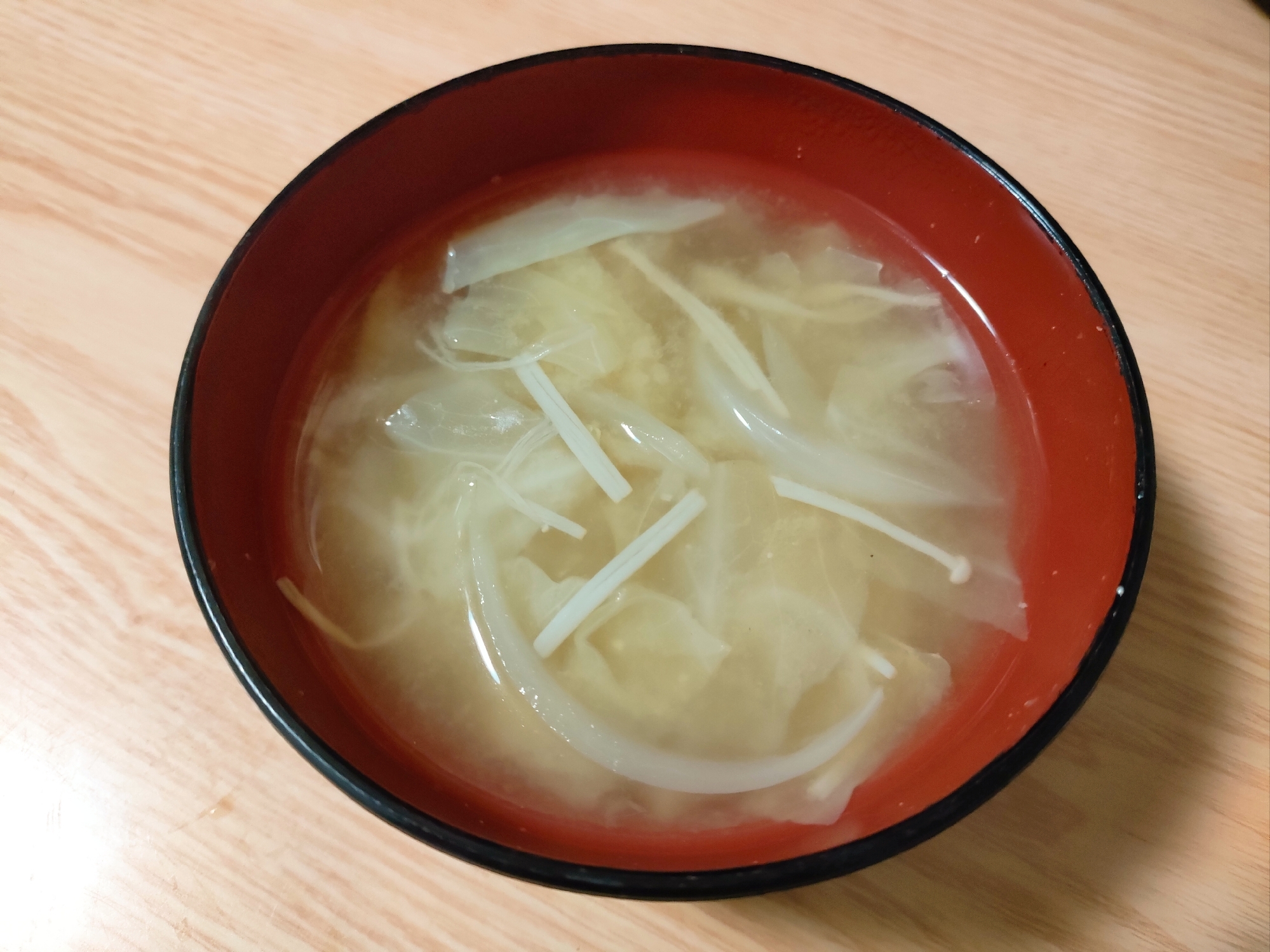 玉ねぎとキャベツとえのきの味噌汁