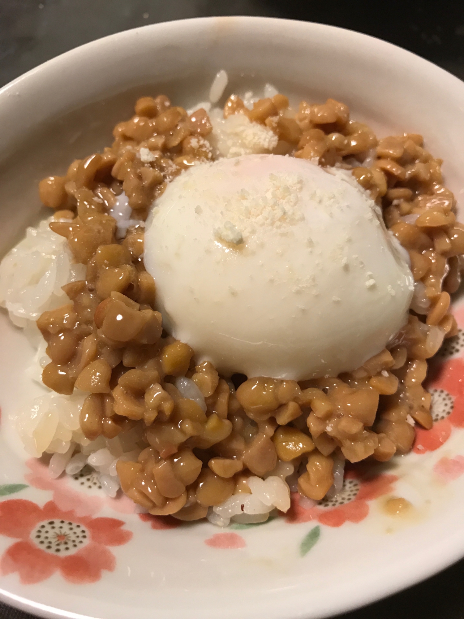 温泉たまごと納豆の粉チーズがけご飯