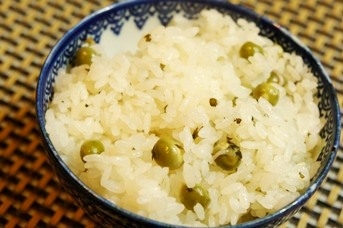 茶碗に盛られた緑茶香る豆ご飯