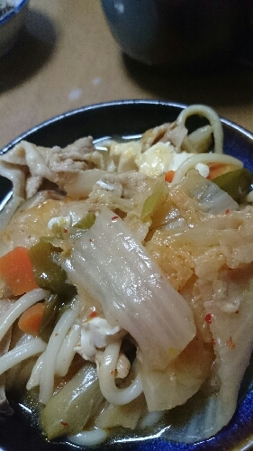 キムチ鍋の残りに、焼きそば麺。