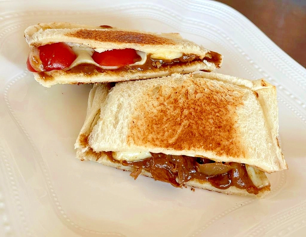 ハヤシライスリメイク　食パンでカルツォーネ 風