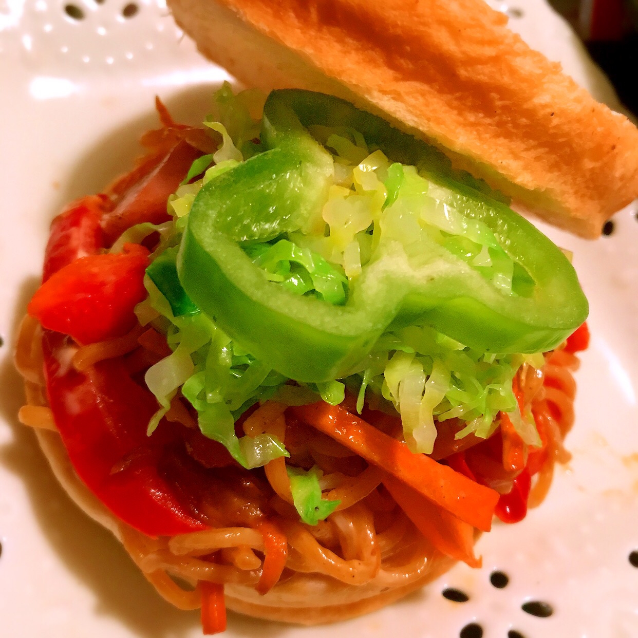 彩り野菜たっぷりのコチュジャンマヨ焼きそばパン