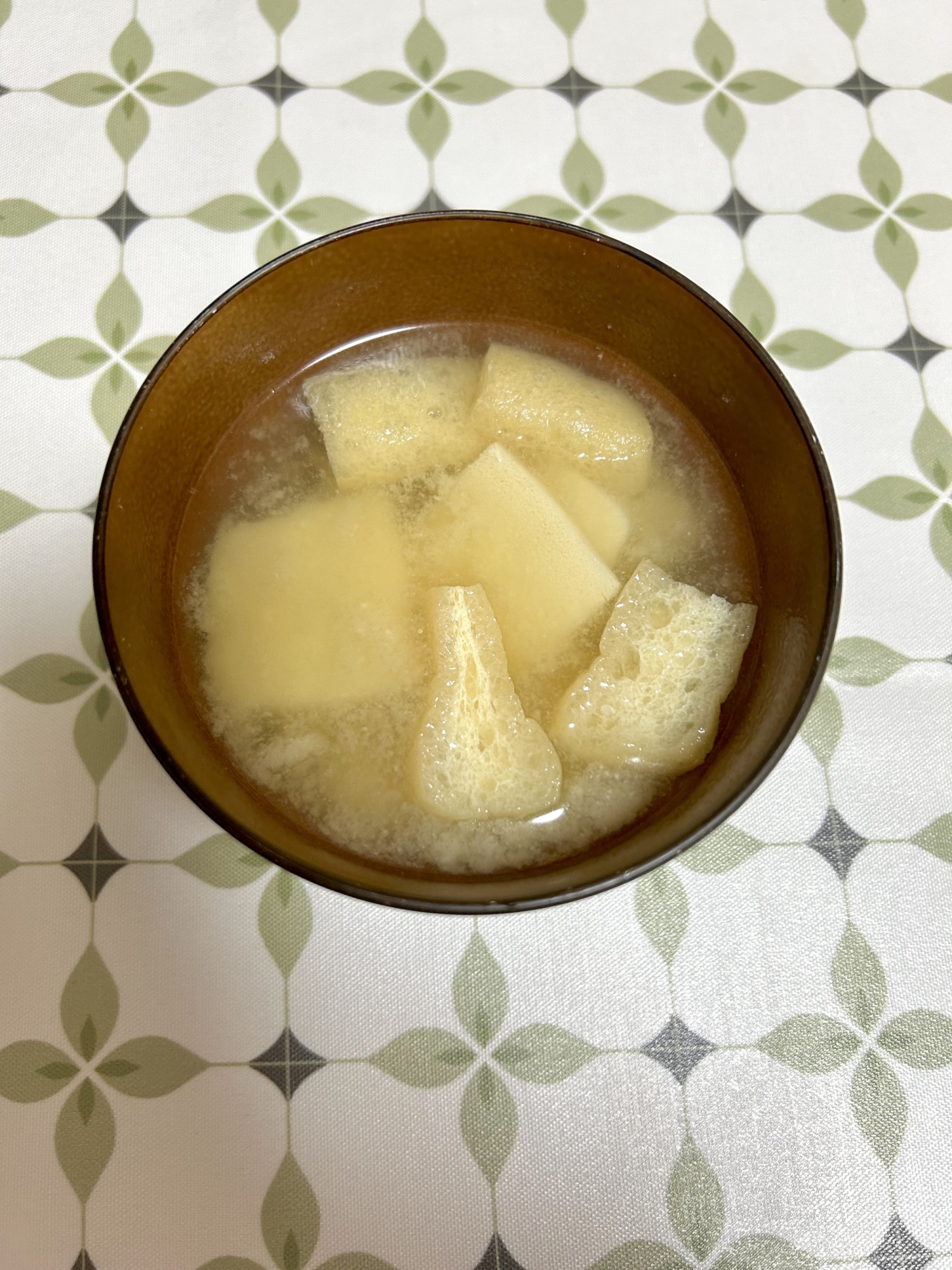 冷凍豆腐と油揚げの味噌汁