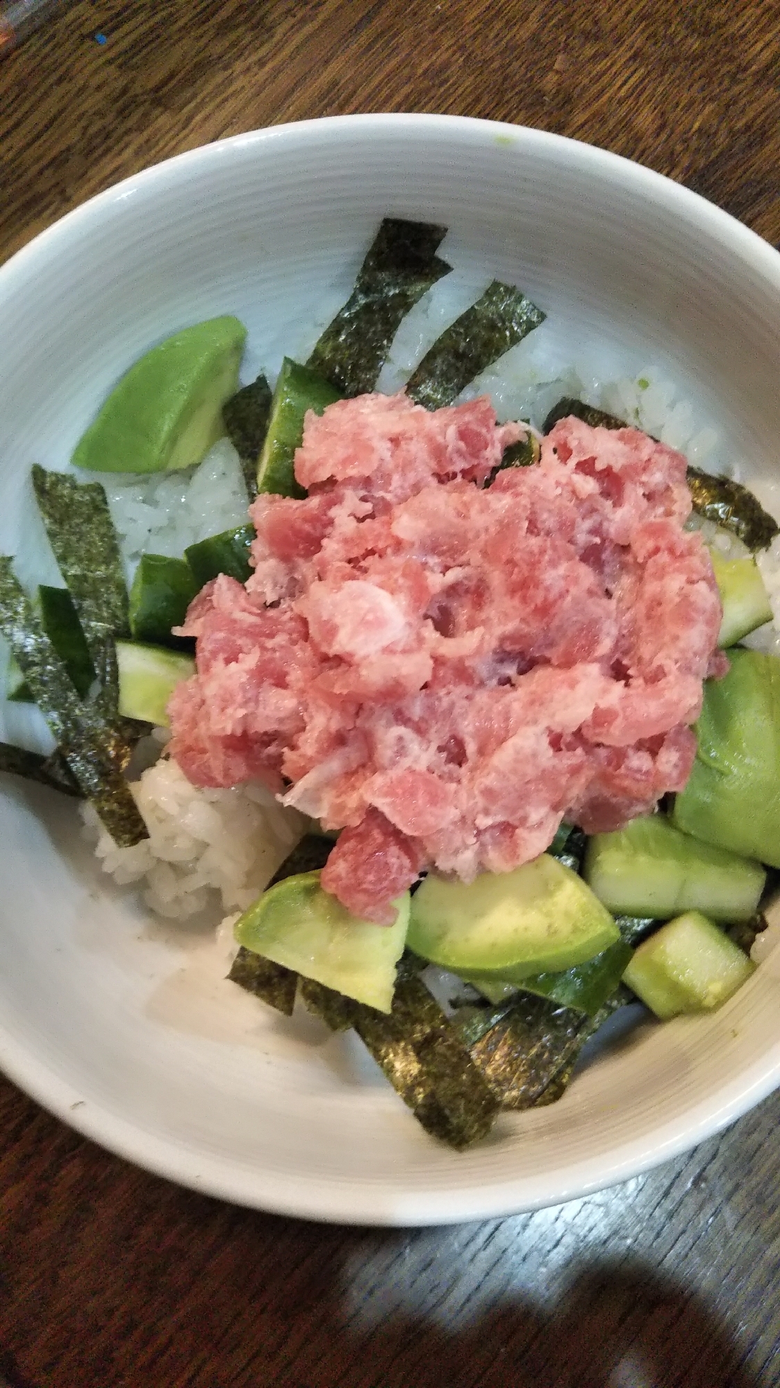 マグロすきみとアボカド丼