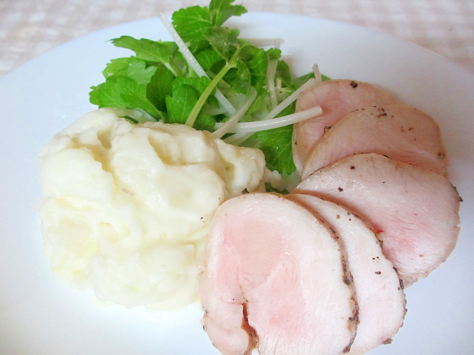 鶏ハムとホワイトセロリのポテトサラダ添え