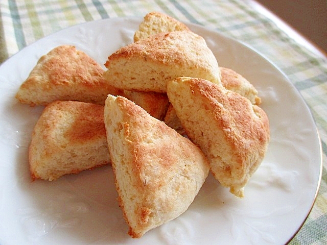 白い皿に盛り付けたクリームチーズとおからのスコーン