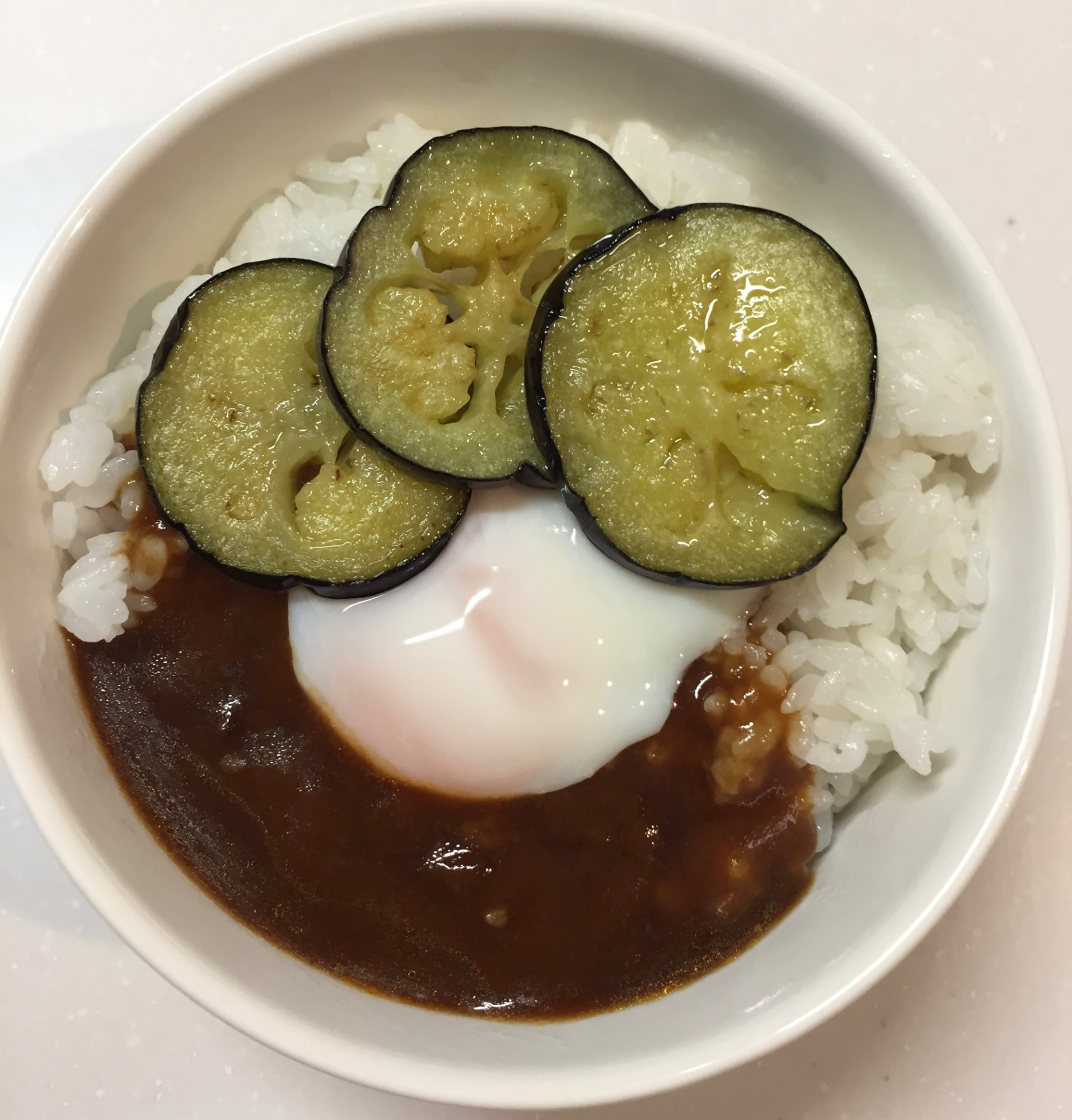 温泉卵と茄子で　アレンジレトルトカレー