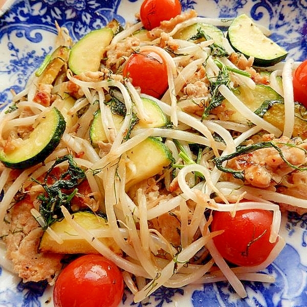 ５分！？+ディル❤鶏ひき肉とズッキーニのモヤシ炒め