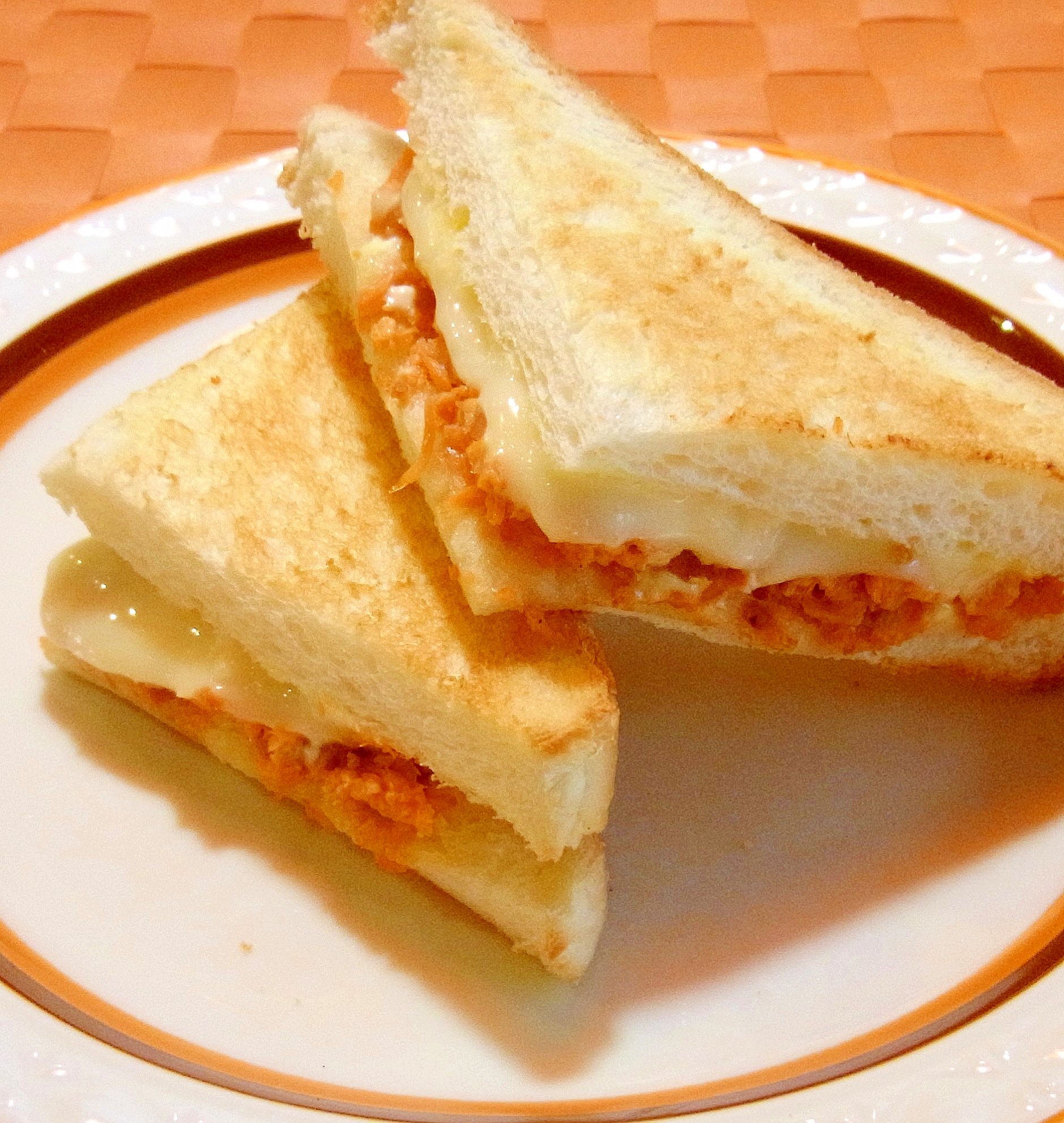 鮭フレークとチーズのトーストサンド
